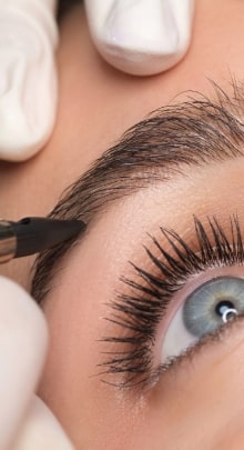 Sourcils d'une femme ayant réalisé un maquillage semi-permanent
des sourcils